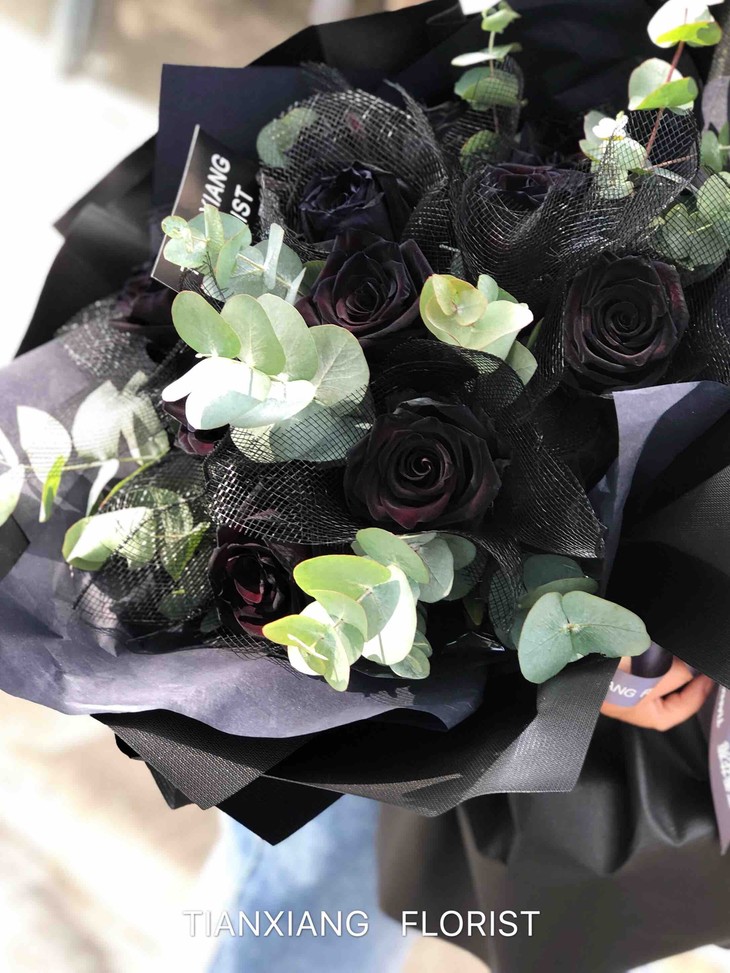 花材:进口黑玫瑰 尤加利叶 包装:黑色包装纸