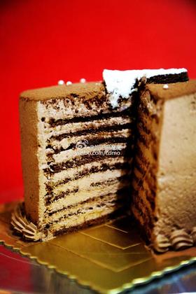 巧克力戚风 只有戚风和奶油哦 喜欢传统蛋糕的首选 有手指饼干围边哦 欢迎提前预定，当日订单或加急请拍下备注，我们会与您联系