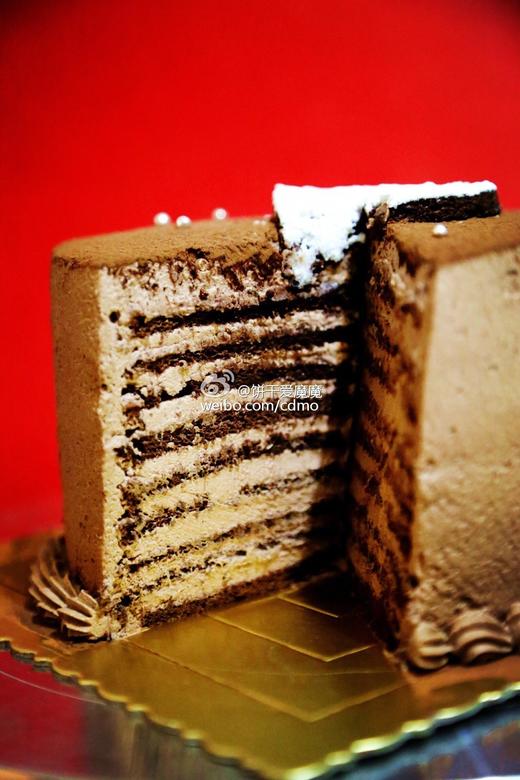 巧克力戚风 只有戚风和奶油哦 喜欢传统蛋糕的首选 有手指饼干围边哦 欢迎提前预定，当日订单或加急请拍下备注，我们会与您联系 商品图0