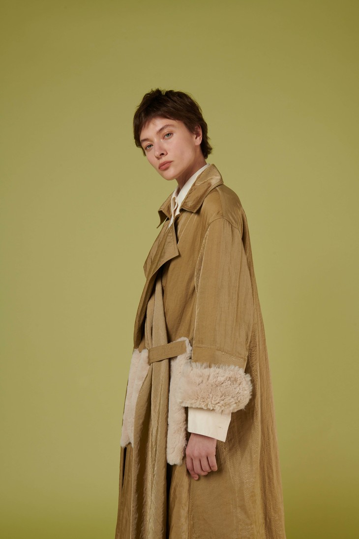 卡其色毛绒口袋交叉领外套