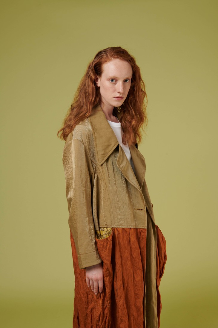 金棕色记忆褶皱拼接外套