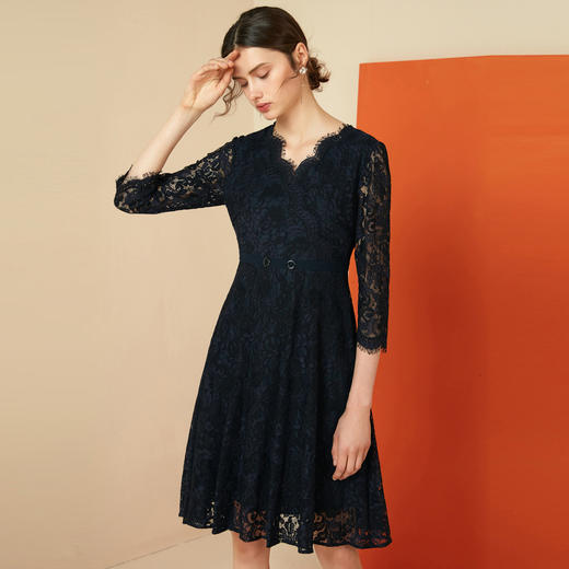 EITIE爱特爱女装秋冬新品优雅V领睫毛蕾丝收腰显瘦连衣裙6007742 商品图2