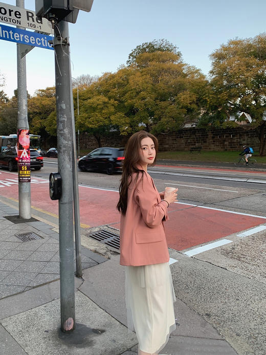 金蘑菇菇 3色敲美单排扣西装百搭气质洋气休闲显瘦外套半裙套装女 商品图3