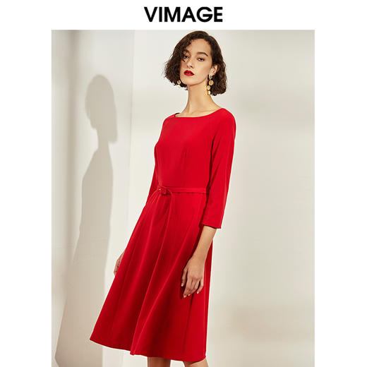 VIMAGE纬漫纪女装秋冬新品大气优雅收腰一字领红色连衣裙显瘦V1277806 商品图2