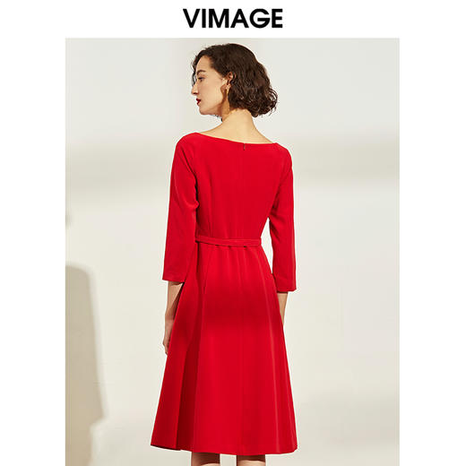 VIMAGE纬漫纪女装秋冬新品大气优雅收腰一字领红色连衣裙显瘦V1277806 商品图4