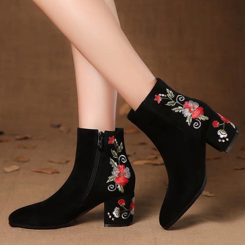PDD新款民族风刺绣高跟短靴
