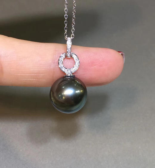 天然大溪地黑珍珠吊坠,18k金钻石镶嵌,珠子正圆强光微微瑕,皮光很亮
