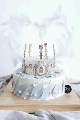 女王灰色皇冠蛋糕（爱心羽毛）