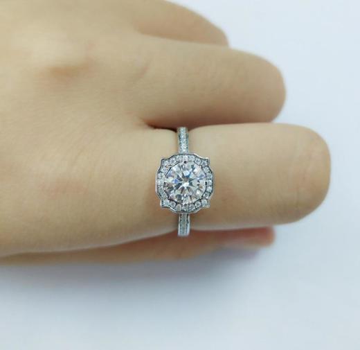 pt950铂金莫桑石戒指 花形碎钻微镶婚戒