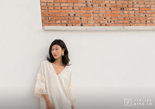 AtelierMissLu / Eileen-珍珠白袖口流苏V领连身裙 商品图13