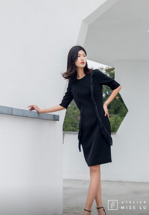 AtelierMissLu / Annet-光泽黑两侧流苏装饰连身裙 商品图10