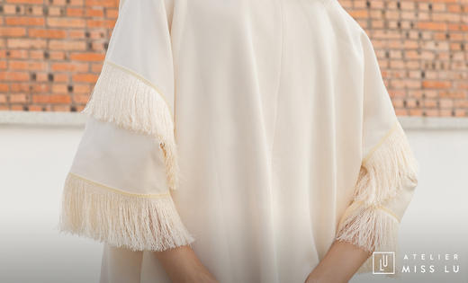 AtelierMissLu / Eileen-珍珠白袖口流苏V领连身裙 商品图14