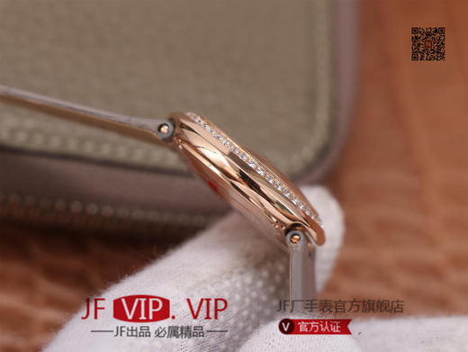 卡地亚Ballon Blanc de Cartier系列，尺寸30mm，瑞士朗达石英机芯+Cartier专用甲板 ，4点钟表冠镶嵌一颗0.14克拉的钻石，女士腕表，石英机 商品图5