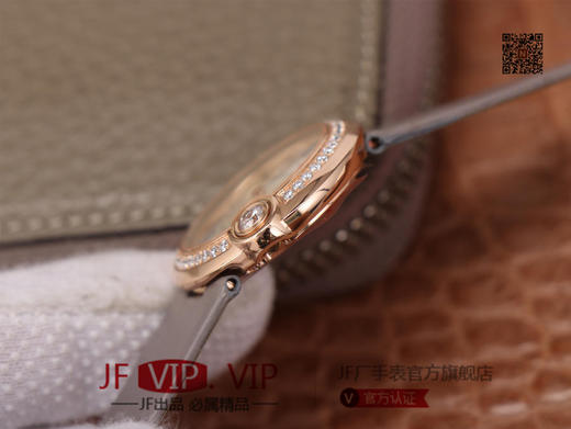 卡地亚Ballon Blanc de Cartier系列，尺寸30mm，瑞士朗达石英机芯+Cartier专用甲板 ，4点钟表冠镶嵌一颗0.14克拉的钻石，女士腕表，石英机 商品图4