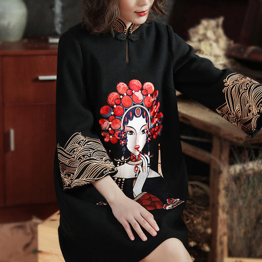 OG-99354秋冬重工刺绣中高端名族风立领毛呢连衣裙 商品图1