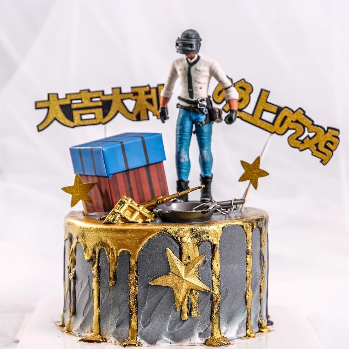 大吉大利今晚吃鸡生日蛋糕（公仔自己放上去）