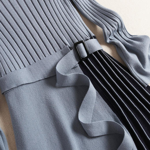 OL-52278秋冬新款半高领喇叭袖拼接条纹A字裙 商品图3