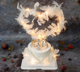 爱心羽毛皇冠蛋糕（心形羽毛需要自己插）