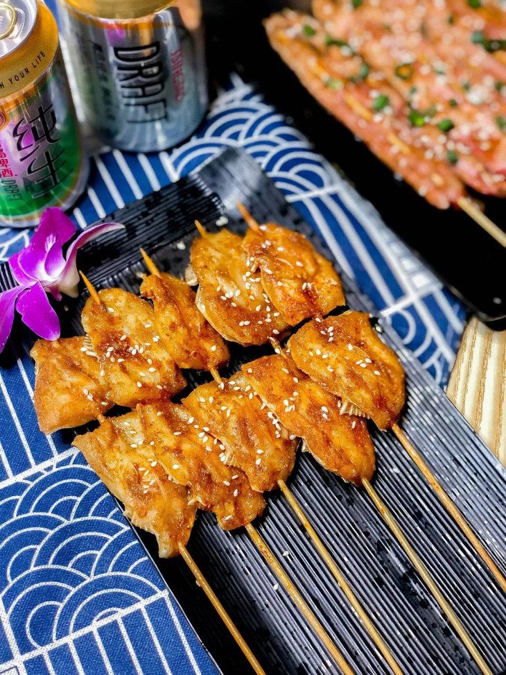 鱼腩成了当之无愧的美味担当, 咬下去鱼油四溢,有种肥嫩的口感,让人停