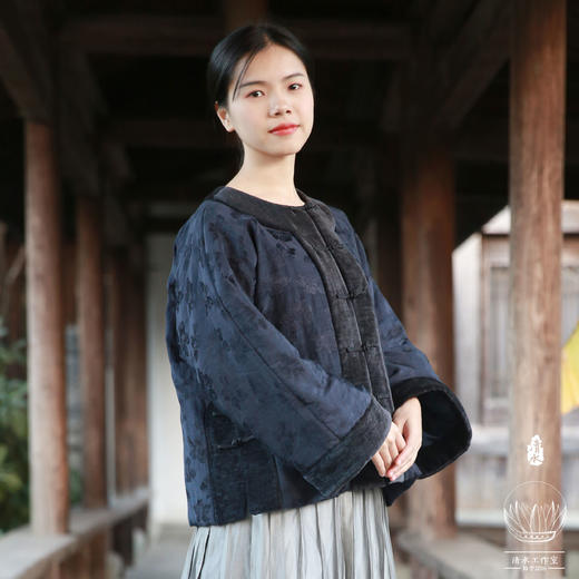 清水设计丨【娴婉】圆领对襟连肩袖棉麻天丝提花藏青色上衣