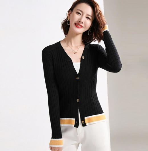 【服饰鞋包】秋冬新款羊毛V领撞色短款修身毛衣女装开衫外套简约时尚设计 商品图0