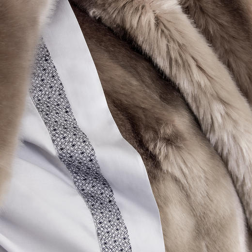 AT邸尔铂 · 法国进口奢华家纺沙皇绒Tsarine家居床品配件靠枕套床盖 商品图1