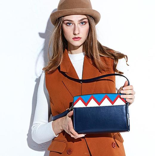 【服饰鞋包】包包女新款欧美拼色女包波浪纹斜挎小包女宽带小方包 商品图0