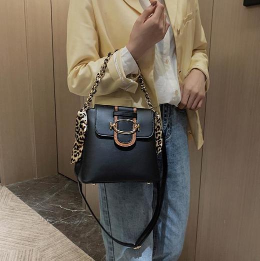 【服饰鞋包】秋季新款丝巾链条水桶包油蜡皮手提包女复古百搭单肩斜跨包潮 商品图1