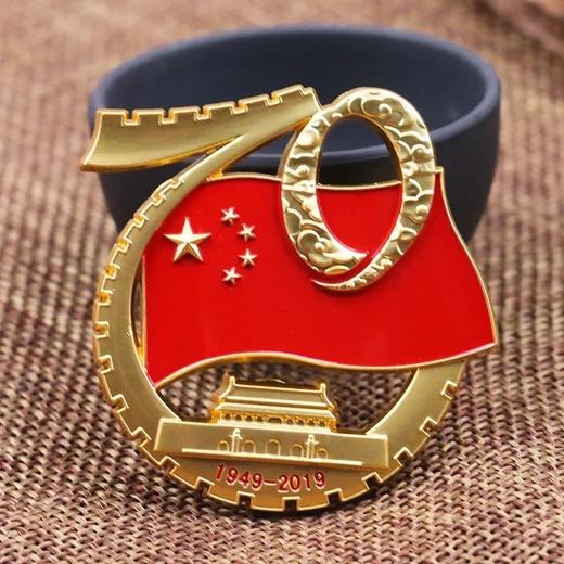70周年阅兵仪式徽章!每人限抢2枚!限量订制礼品