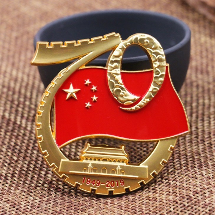 纪念徽章为参加70周年阅兵人员胸前统一佩戴这枚徽章在国庆期间还成为