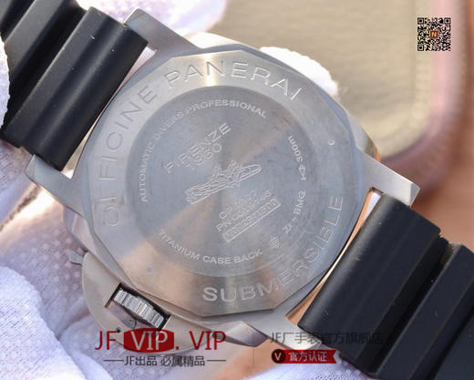 VS沛纳海799，CARBOTECH碳纤维旋转表圈，有着它独特的纹理个性，组合坚固耐用的钛金属表壳，专业独特的美学风格，更好地将坚固和轻盈集于一身，更轻却更硬。男士腕表，精钢表带，自动机械机芯，密底。 商品图6