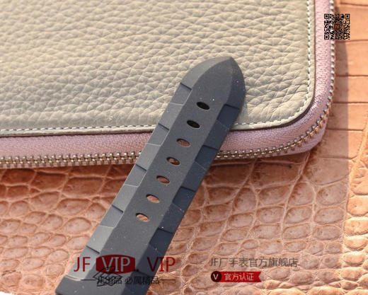 VS沛纳海799，CARBOTECH碳纤维旋转表圈，有着它独特的纹理个性，组合坚固耐用的钛金属表壳，专业独特的美学风格，更好地将坚固和轻盈集于一身，更轻却更硬。男士腕表，精钢表带，自动机械机芯，密底。 商品图8