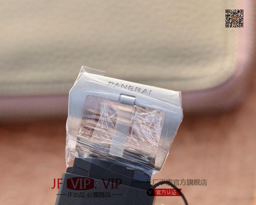 VS沛纳海799，CARBOTECH碳纤维旋转表圈，有着它独特的纹理个性，组合坚固耐用的钛金属表壳，专业独特的美学风格，更好地将坚固和轻盈集于一身，更轻却更硬。男士腕表，精钢表带，自动机械机芯，密底。 商品图7