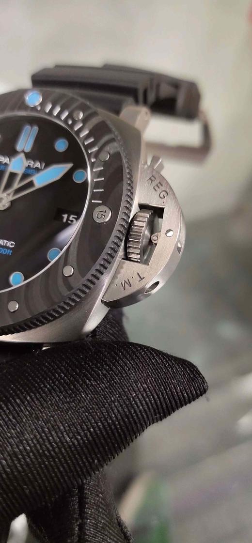 VS沛纳海799，CARBOTECH碳纤维旋转表圈，有着它独特的纹理个性，组合坚固耐用的钛金属表壳，专业独特的美学风格，更好地将坚固和轻盈集于一身，更轻却更硬。男士腕表，精钢表带，自动机械机芯，密底。 商品图13