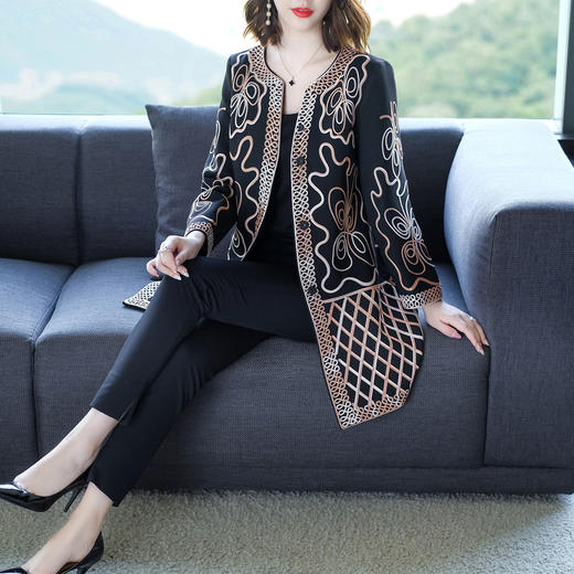 TQ-6360秋冬新款重工盘花高端大气外套 商品图0