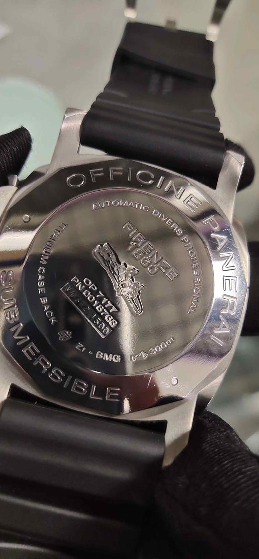 VS沛纳海799，CARBOTECH碳纤维旋转表圈，有着它独特的纹理个性，组合坚固耐用的钛金属表壳，专业独特的美学风格，更好地将坚固和轻盈集于一身，更轻却更硬。男士腕表，精钢表带，自动机械机芯，密底。 商品图14