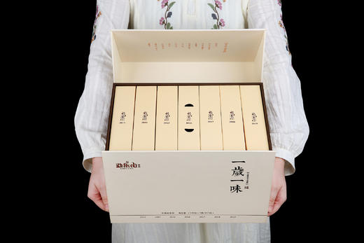 2019观复（一岁一味-水黄金）生茶七岁装2500g 商品图1