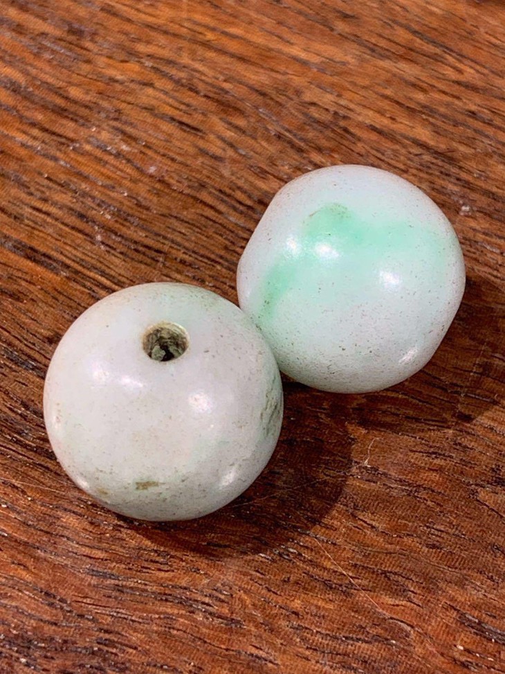 此对老翡翠圆珠表面具细微自然使用细微磨痕与风化痕迹,玉表包浆皮壳