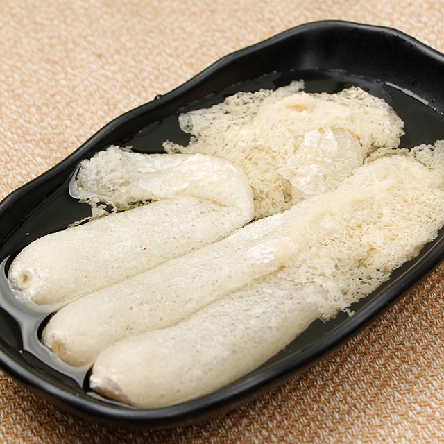 泡发竹荪的步骤是:1,先准备一碗温水,加入少许盐.