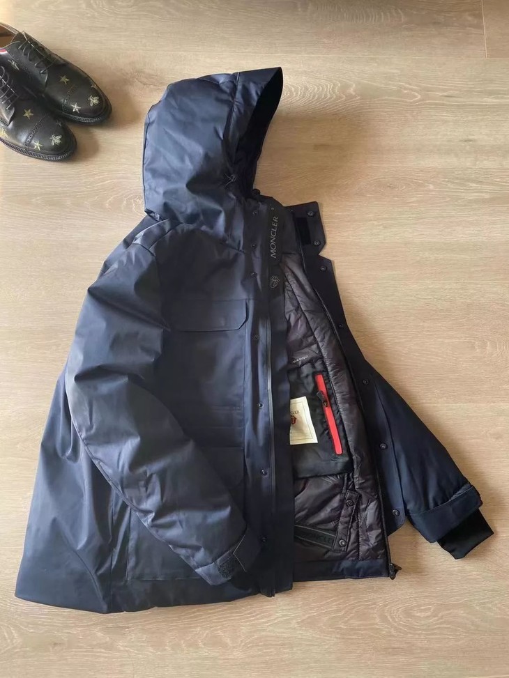 市价2万8超帅亮面蓝配色蒙家大舌头合作限量款软壳羽绒服