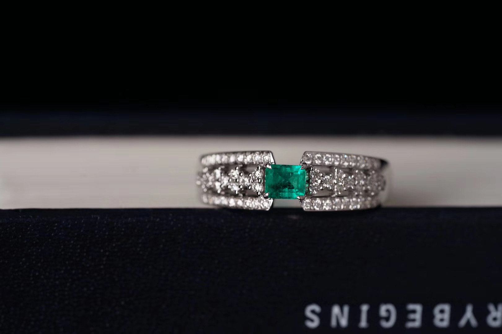 祖母绿·钻石群镶小戒