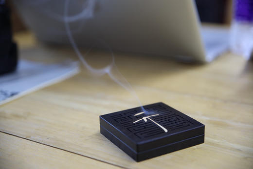 宋徽宗天下一人紫光檀香盒 商品图1