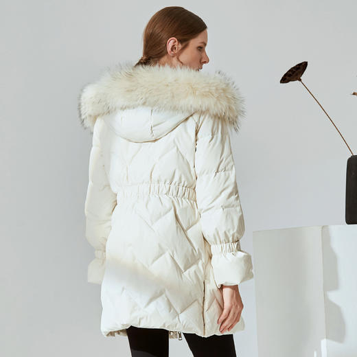 EITIE爱特爱冬季纯色洋气貉子大毛领连帽中长款羽绒服女6011708 商品图4