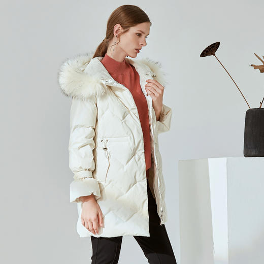 EITIE爱特爱冬季纯色洋气貉子大毛领连帽中长款羽绒服女6011708 商品图2