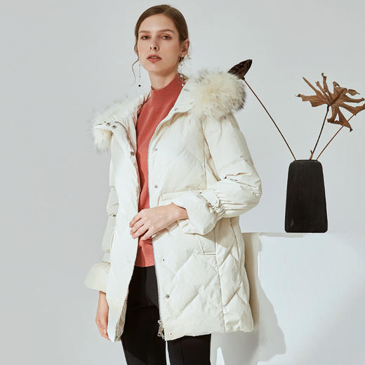 EITIE爱特爱冬季纯色洋气貉子大毛领连帽中长款羽绒服女6011708 商品图3