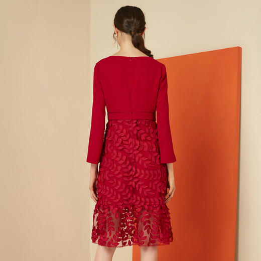 EITIE爱特爱女装秋精致网纱刺绣袖口开叉V领礼服连衣裙6077722 商品图3