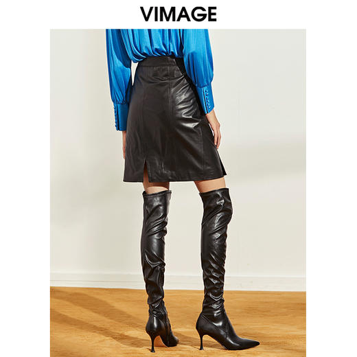 VIMAGE纬漫纪秋冬时尚纽扣装饰机车小皮裙A字短裙半身裙V1293807 商品图2