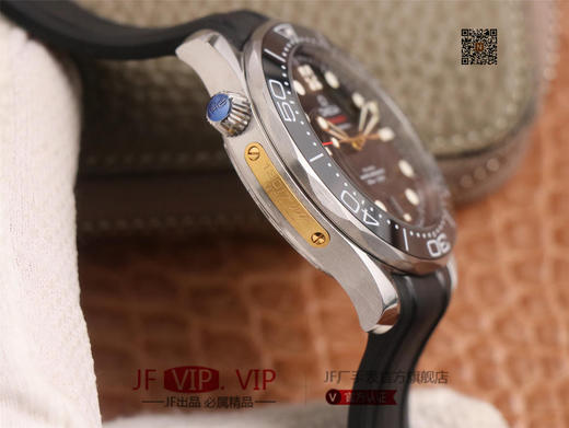 VS欧米茄300米潜水表詹姆斯·邦德-女王密使限量版，正品一表难求，值得珍藏的款式。每个男人心中都有一个007梦，冷酷，机智且勇敢。VS匠心打造，圆你007梦。男士腕表，硅胶表带，自动机械机芯，透底。 商品图5