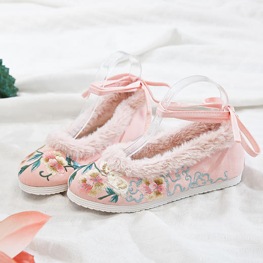 XQ-花间小兔精绣汉服洛丽塔lilita兔毛滚边秋冬款软平底绣花布鞋 商品图2