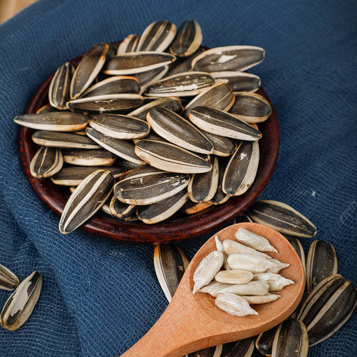 内蒙古.巴彦淖尔瓜子 60年古法传承工艺 颗颗精选 粒粒奇香 只用当年新采收的瓜子 商品图1